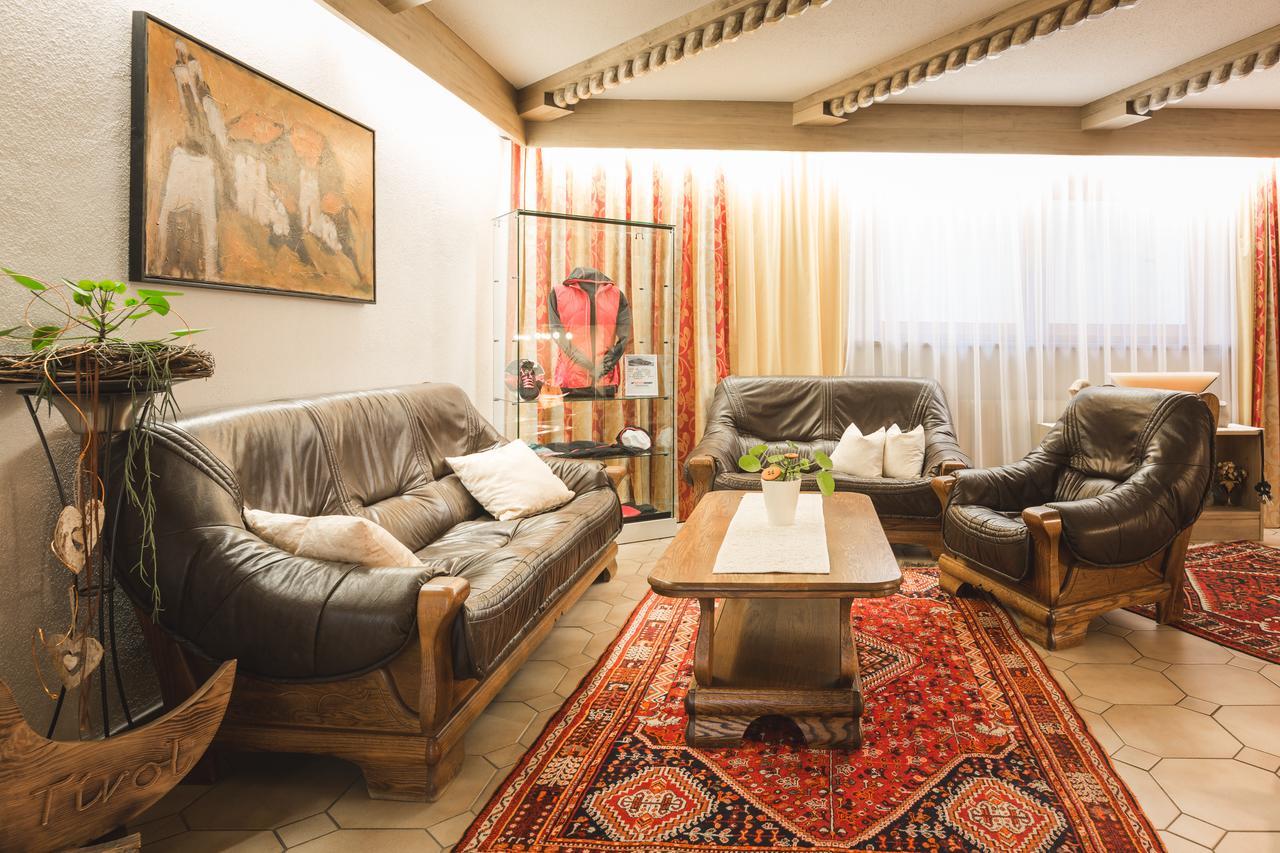Hotel Garni Tirol Ладис Екстериор снимка