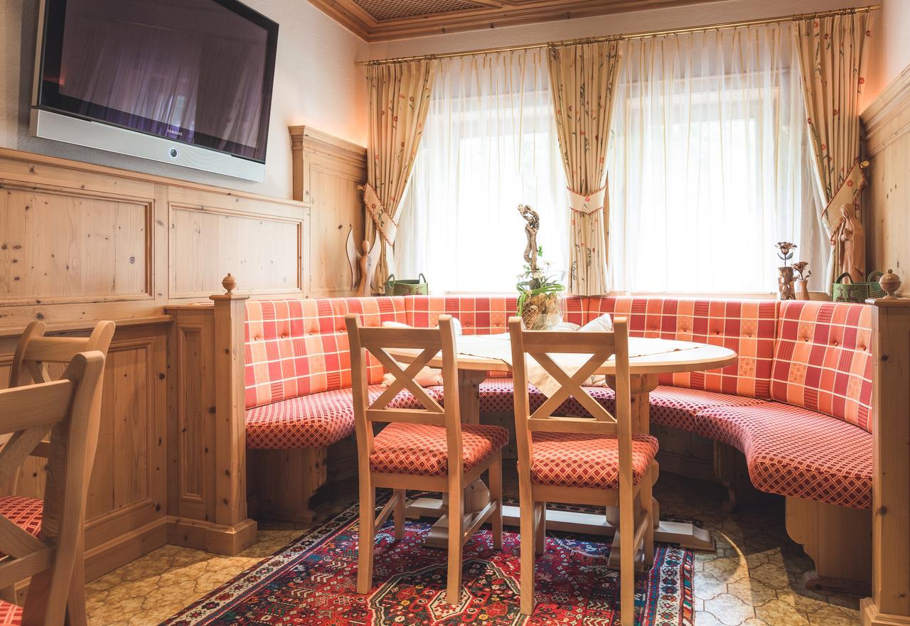 Hotel Garni Tirol Ладис Екстериор снимка